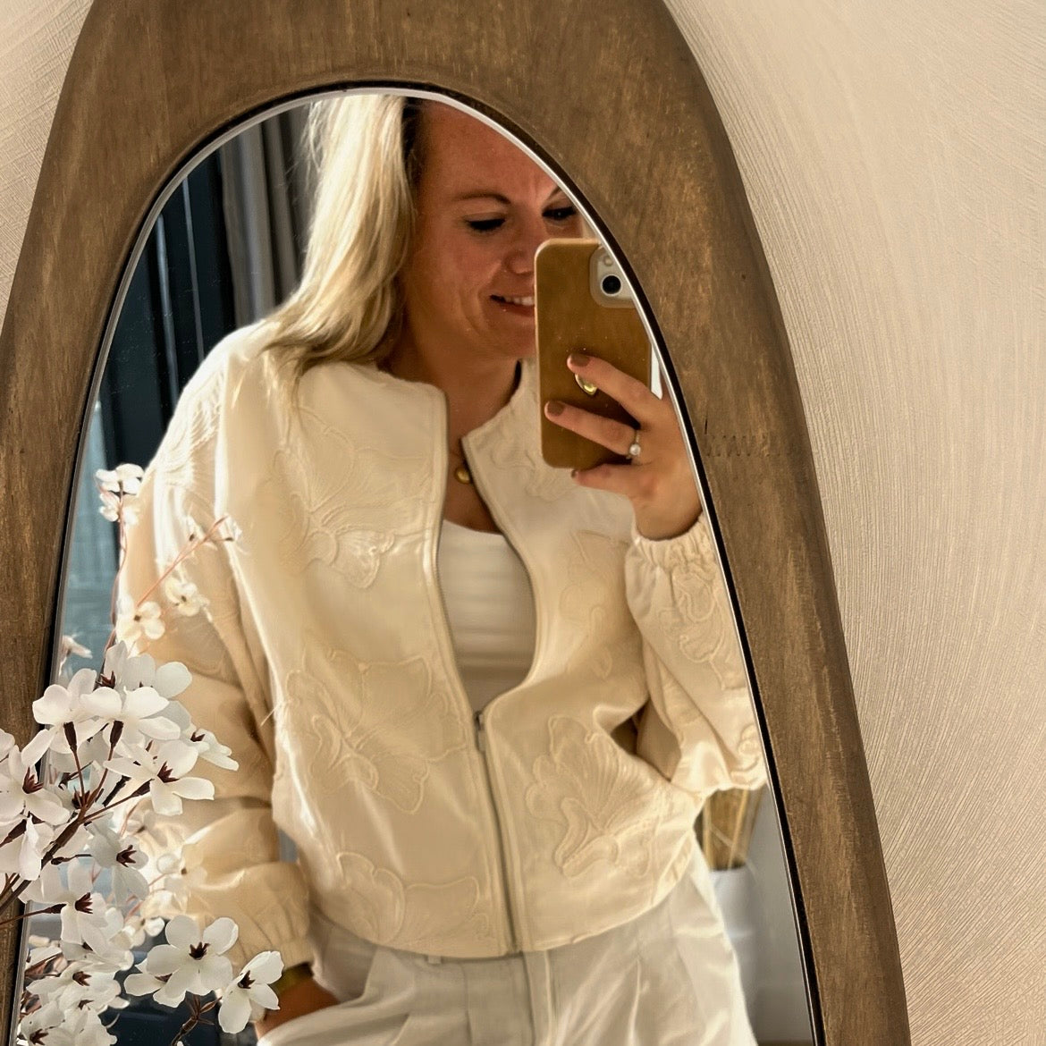 Beige jasje met ballon mouw