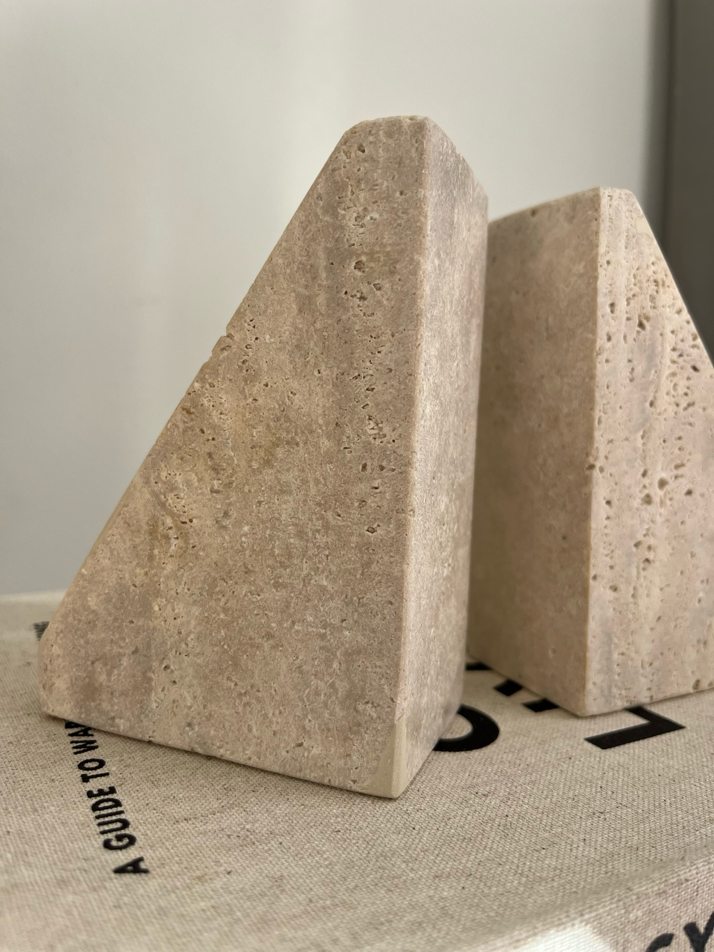 Boeksteun travertine