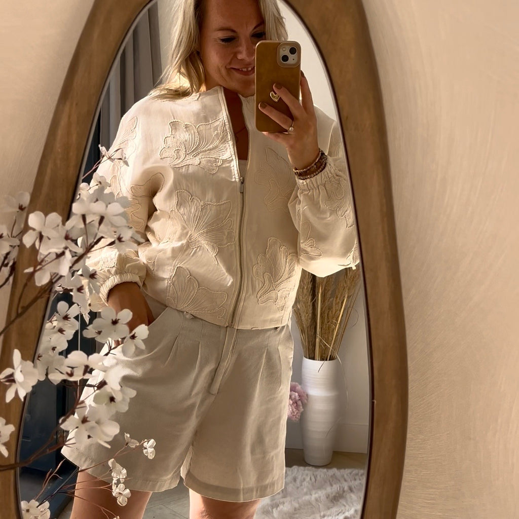Beige jasje met ballon mouw