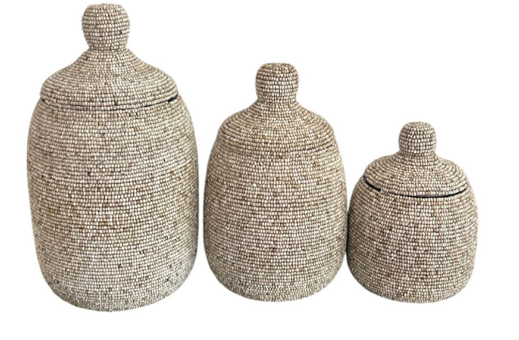 houten pot met beige  kralen