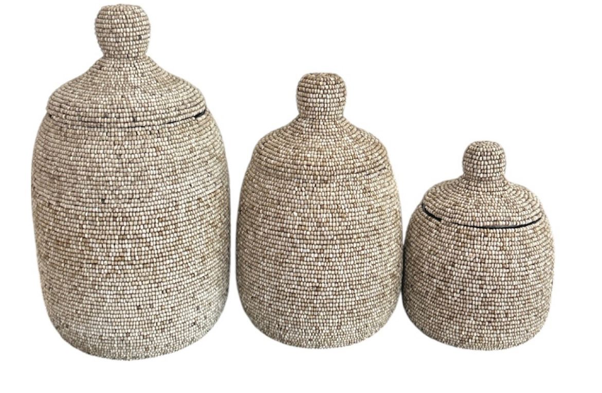 houten pot met beige  kralen