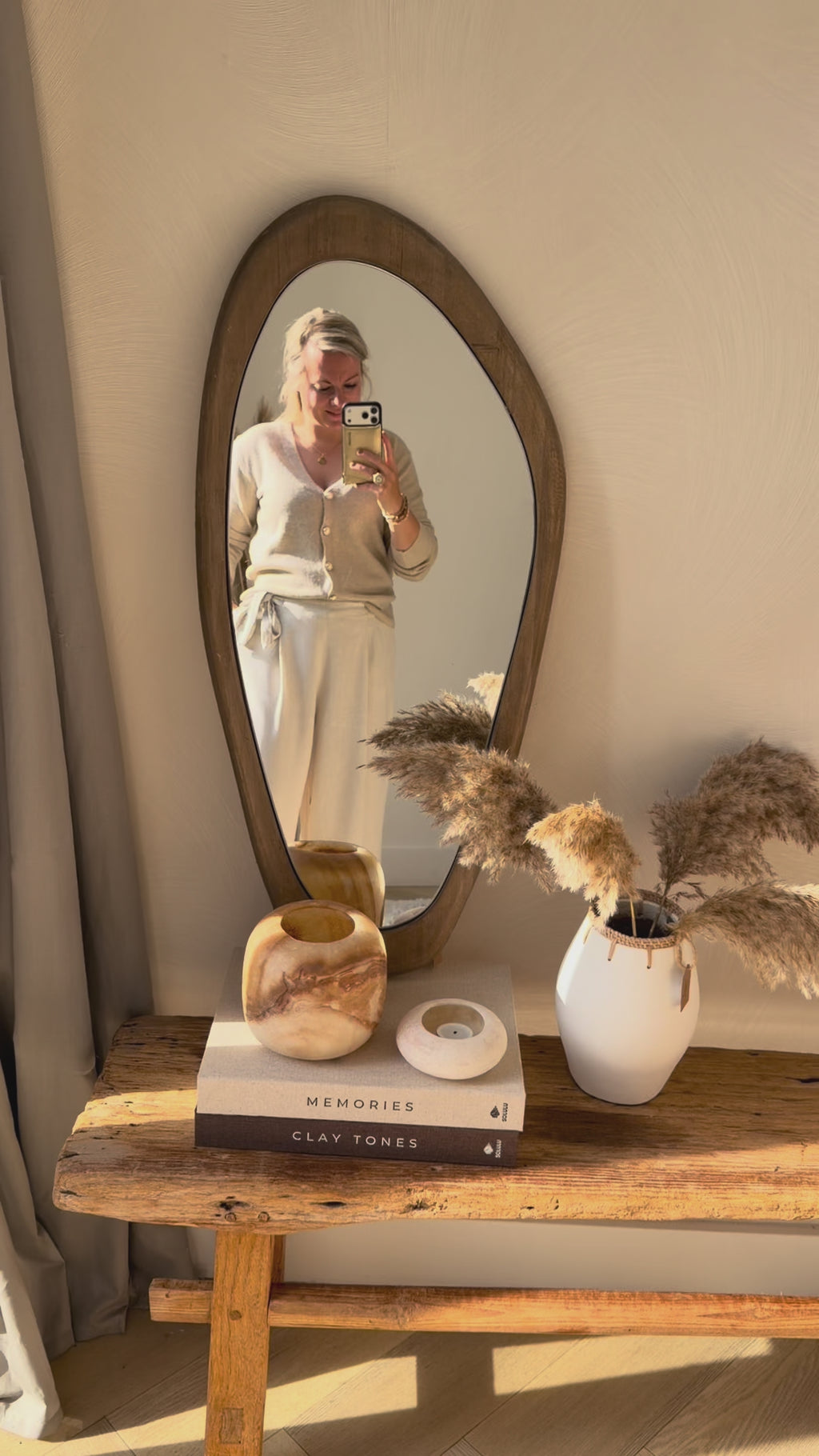 Beige vest met parel knopen