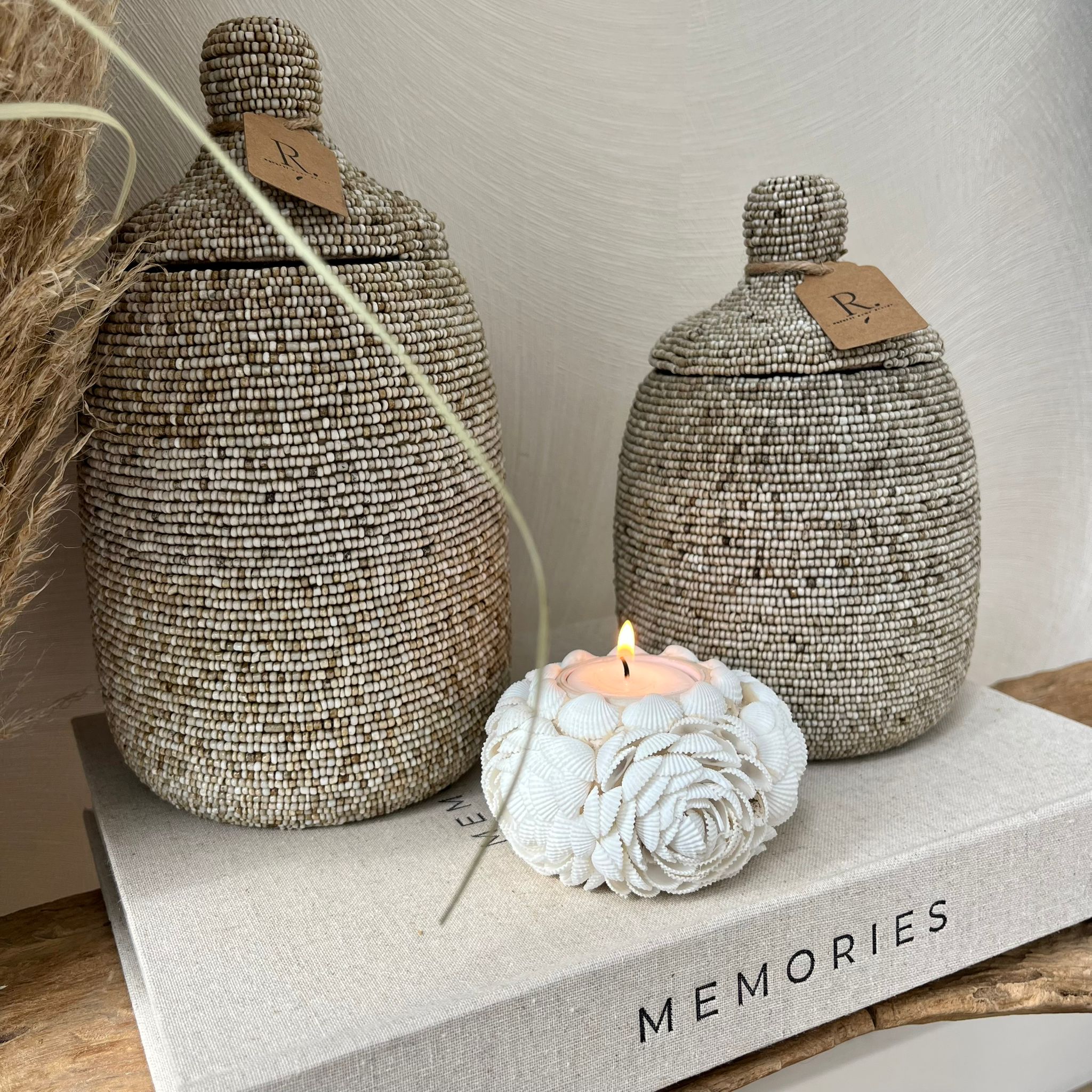 houten pot met beige  kralen
