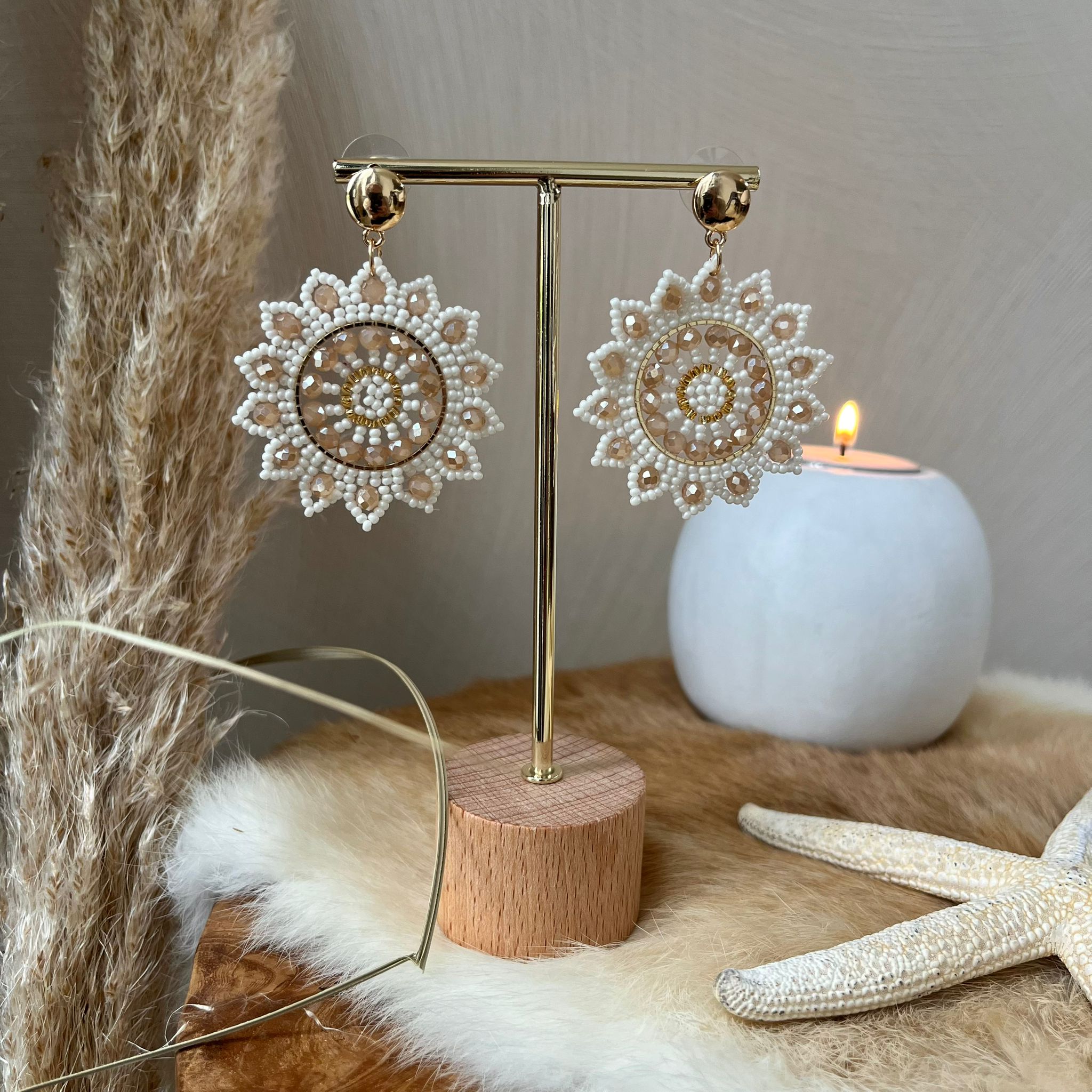 Wit beige bloem oorbellen