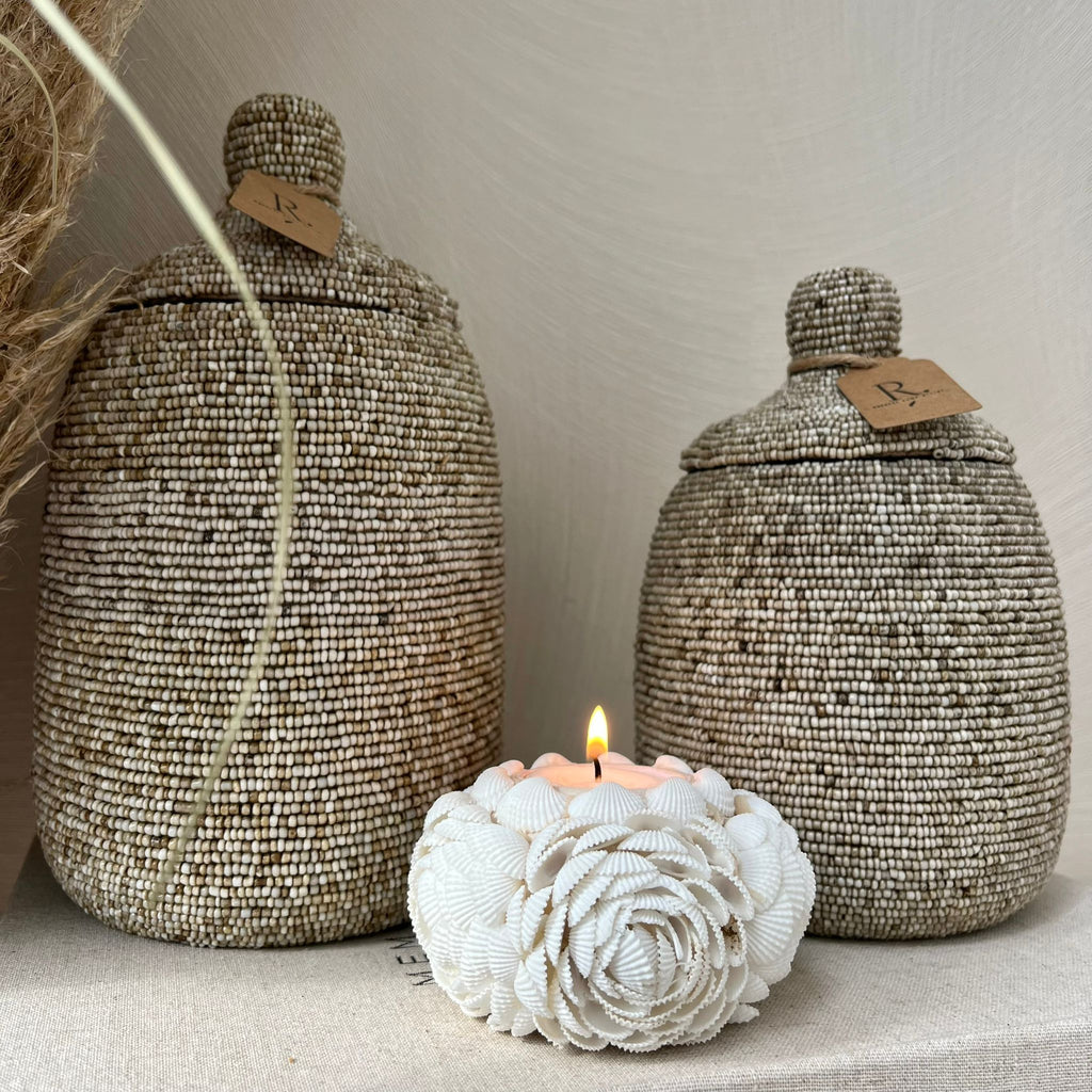 houten pot met beige  kralen